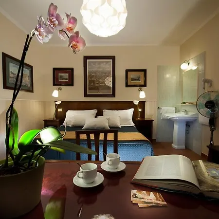 Budget Rooms Des Arts Hostel Rome