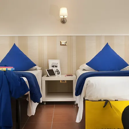 Budget Rooms Des Arts Hostel Rome